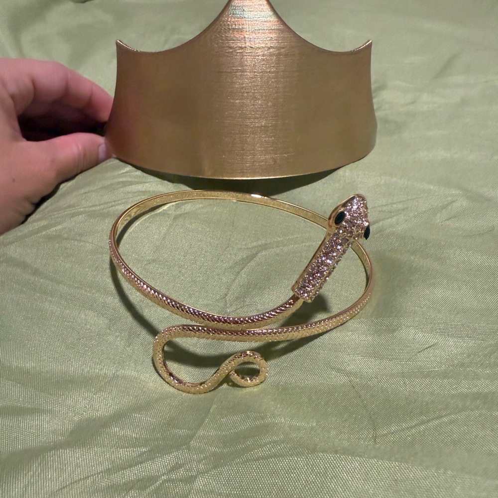 Gold Crown Hair Accessory with Regal Design